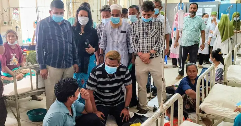 প্রধানমন্ত্রীর পক্ষ থেকে হাসপাতালের ওয়ার্ড ঘুরে রোগীদের খোঁজখবর নেন জাবেদ রেজা